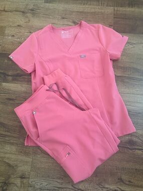 Figs Women's Scrub Set in Coral medium joggers